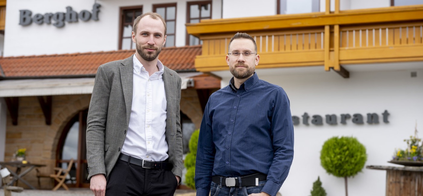 Florian Burg und Hoteldirektor Noah Hirsch