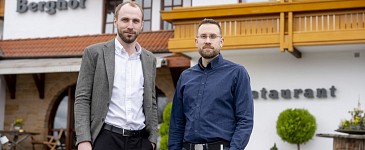 Florian Burg und Hoteldirektor Noah Hirsch